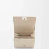 Cartera compacta Anagram con solapa en piel de becerro granulada Light Ghost Cartera compacta Anagram con solapa en piel de becerro granulada Light Ghost