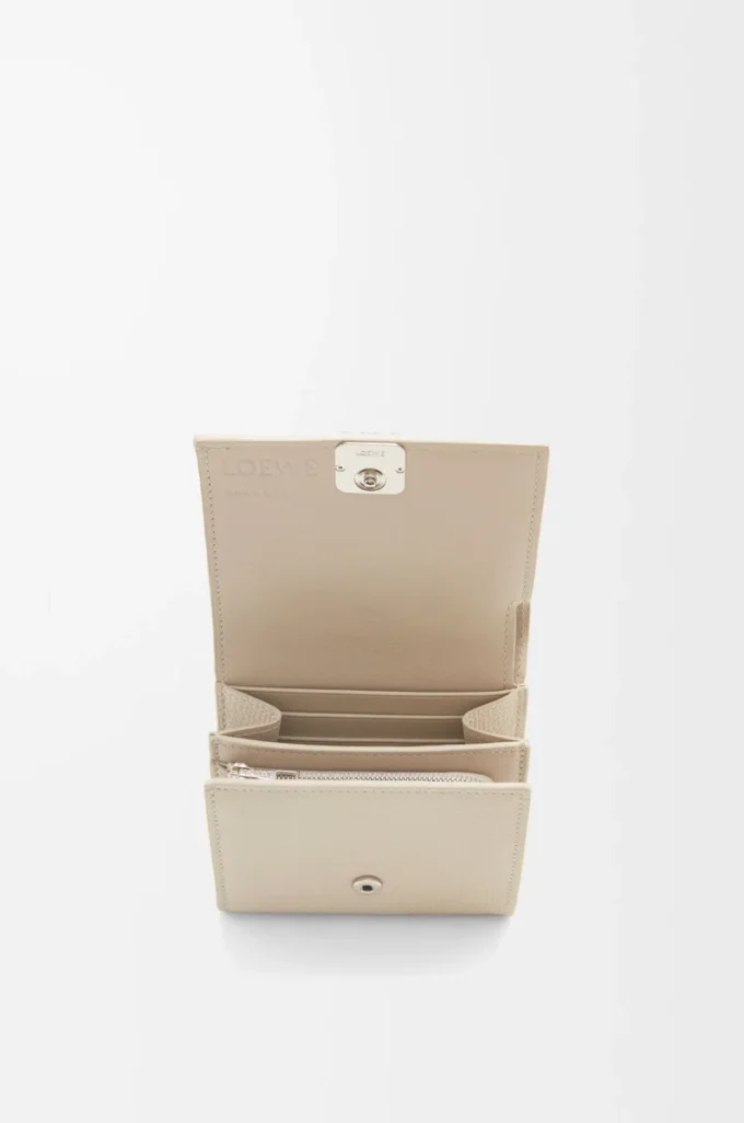 Cartera compacta Anagram con solapa en piel de becerro granulada Light Ghost Cartera compacta Anagram con solapa en piel de becerro granulada Light Ghost