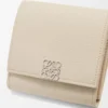 Cartera compacta Anagram con solapa en piel de becerro granulada Light Ghost Cartera compacta Anagram con solapa en piel de becerro granulada Light Ghost