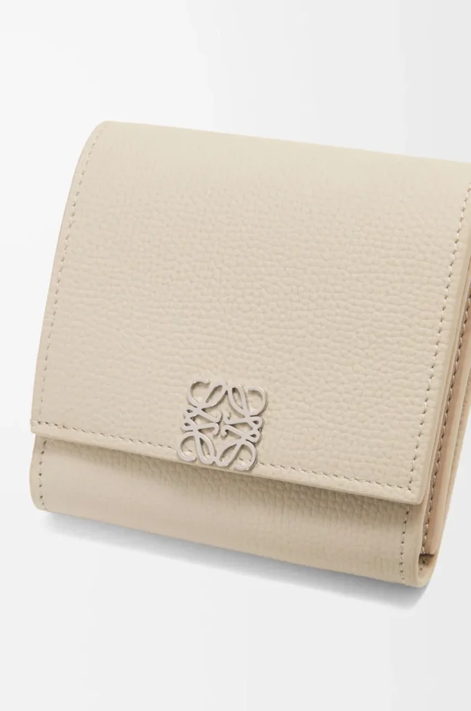 Cartera compacta Anagram con solapa en piel de becerro granulada Light Ghost Cartera compacta Anagram con solapa en piel de becerro granulada Light Ghost