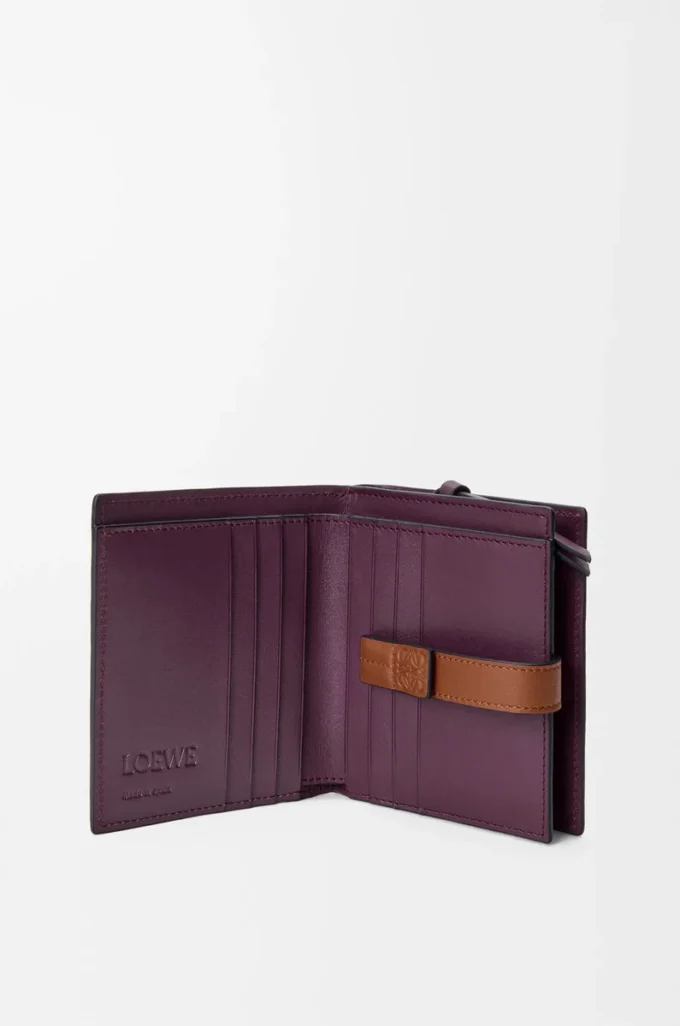 Cartera compacta con cremallera en piel de becerro granulada suave Dirty Mauve/Squirrel Cartera compacta con cremallera en piel de becerro granulada suave Dirty Mauve/Squirrel