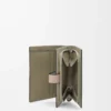 Cartera compacta con cremallera en piel de becerro granulada suave Frozen/Clay Cartera compacta con cremallera en piel de becerro granulada suave Frozen/Clay