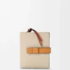 Cartera compacta con cremallera en piel de becerro granulada suave Light Oat/Honey Cartera compacta con cremallera en piel de becerro granulada suave Light Oat/Honey