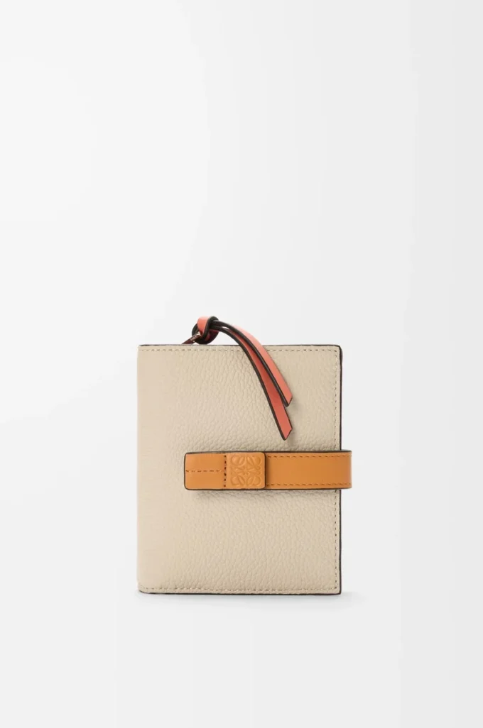 Cartera compacta con cremallera en piel de becerro granulada suave Light Oat/Honey Cartera compacta con cremallera en piel de becerro granulada suave Light Oat/Honey