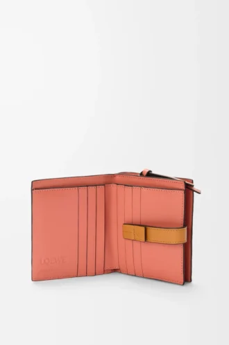 Cartera compacta con cremallera en piel de becerro granulada suave Light Oat/Honey