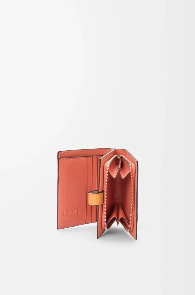 Cartera compacta con cremallera en piel de becerro granulada suave Light Oat/Honey Cartera compacta con cremallera en piel de becerro granulada suave Light Oat/Honey