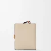Cartera compacta con cremallera en piel de becerro granulada suave Light Oat/Honey Cartera compacta con cremallera en piel de becerro granulada suave Light Oat/Honey