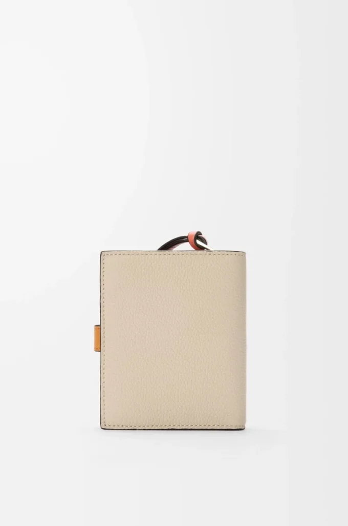 Cartera compacta con cremallera en piel de becerro granulada suave Light Oat/Honey Cartera compacta con cremallera en piel de becerro granulada suave Light Oat/Honey
