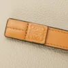 Cartera compacta con cremallera en piel de becerro granulada suave Light Oat/Honey Cartera compacta con cremallera en piel de becerro granulada suave Light Oat/Honey
