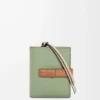Cartera compacta con cremallera en piel de becerro granulada suave Rosemary/Tan Cartera compacta con cremallera en piel de becerro granulada suave Rosemary/Tan