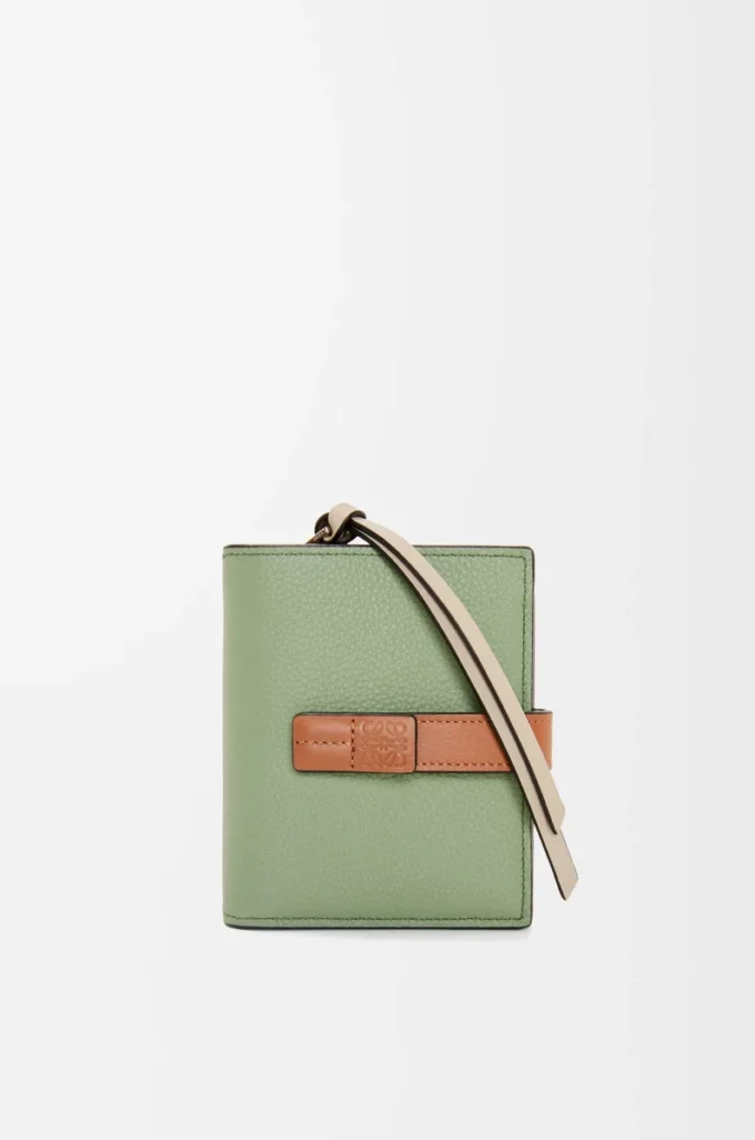 Cartera compacta con cremallera en piel de becerro granulada suave Rosemary/Tan Cartera compacta con cremallera en piel de becerro granulada suave Rosemary/Tan