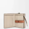 Cartera compacta con cremallera en piel de becerro granulada suave Rosemary/Tan Cartera compacta con cremallera en piel de becerro granulada suave Rosemary/Tan