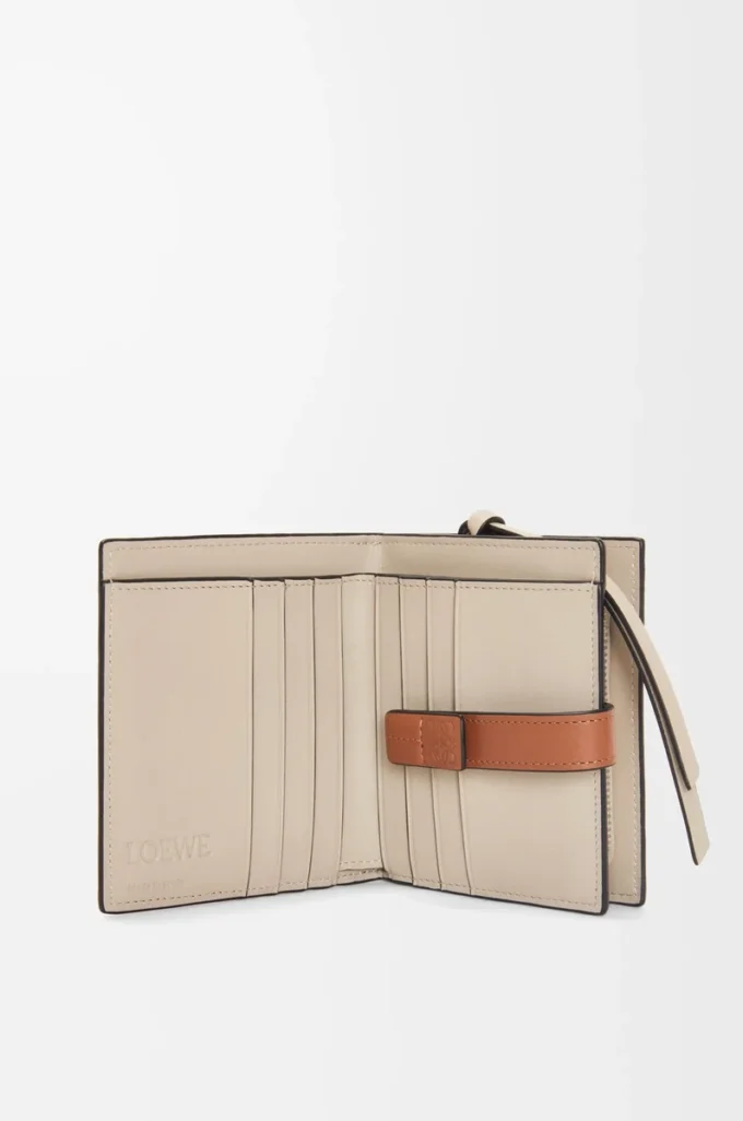 Cartera compacta con cremallera en piel de becerro granulada suave Rosemary/Tan Cartera compacta con cremallera en piel de becerro granulada suave Rosemary/Tan