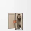 Cartera compacta con cremallera en piel de becerro granulada suave Rosemary/Tan Cartera compacta con cremallera en piel de becerro granulada suave Rosemary/Tan