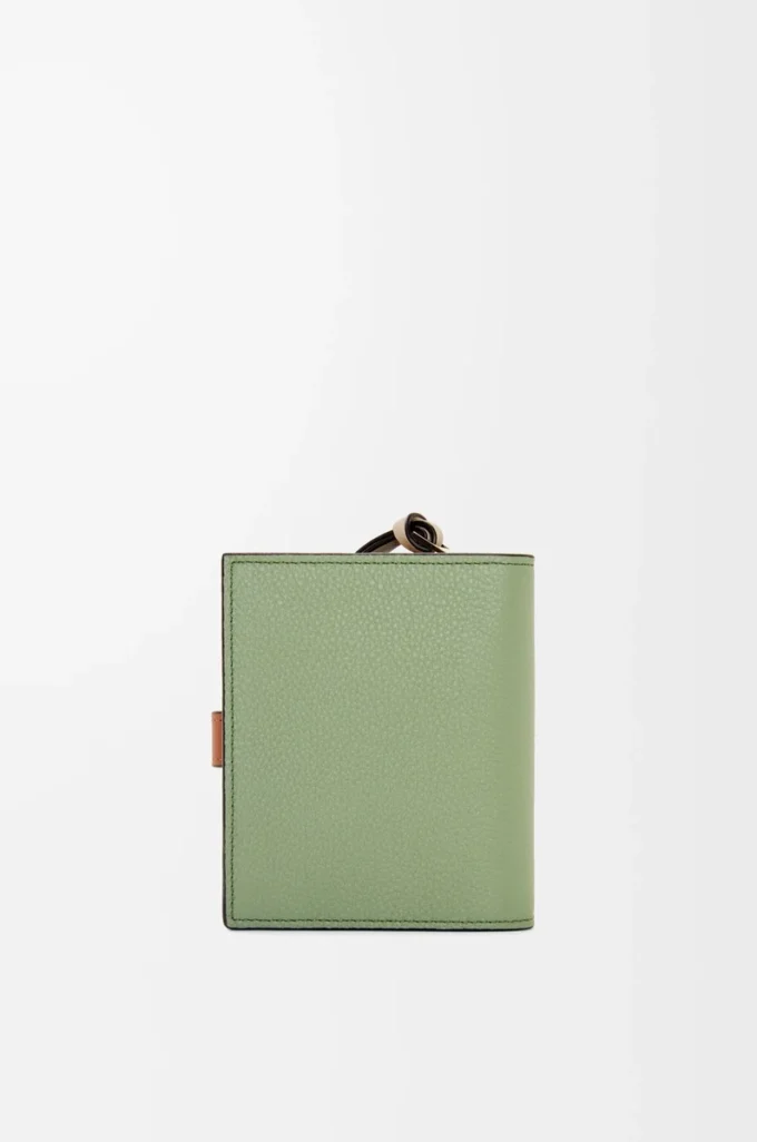 Cartera compacta con cremallera en piel de becerro granulada suave Rosemary/Tan Cartera compacta con cremallera en piel de becerro granulada suave Rosemary/Tan