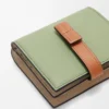 Cartera compacta con cremallera en piel de becerro granulada suave Rosemary/Tan Cartera compacta con cremallera en piel de becerro granulada suave Rosemary/Tan