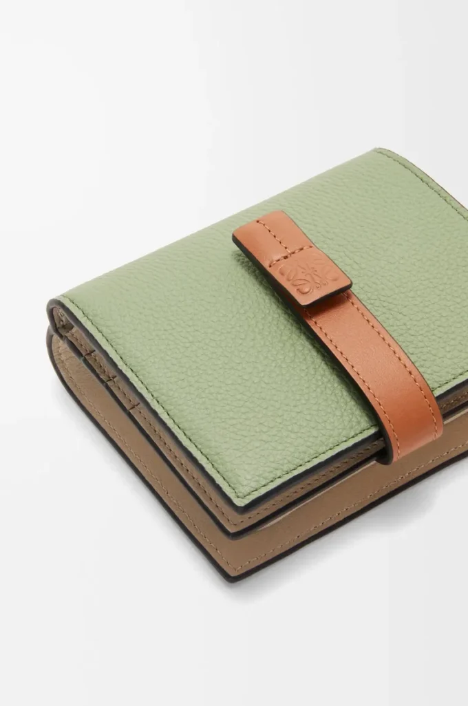 Cartera compacta con cremallera en piel de becerro granulada suave Rosemary/Tan Cartera compacta con cremallera en piel de becerro granulada suave Rosemary/Tan