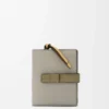 Cartera compacta con cremallera en piel de becerro granulada suave Shell Grey/Eucalyptus Cartera compacta con cremallera en piel de becerro granulada suave Shell Grey/Eucalyptus