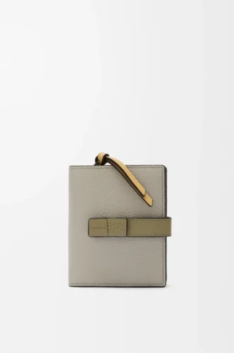 Cartera compacta con cremallera en piel de becerro granulada suave Shell Grey/Eucalyptus