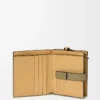 Cartera compacta con cremallera en piel de becerro granulada suave Shell Grey/Eucalyptus Cartera compacta con cremallera en piel de becerro granulada suave Shell Grey/Eucalyptus