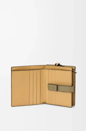 Cartera compacta con cremallera en piel de becerro granulada suave Shell Grey/Eucalyptus
