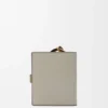 Cartera compacta con cremallera en piel de becerro granulada suave Shell Grey/Eucalyptus Cartera compacta con cremallera en piel de becerro granulada suave Shell Grey/Eucalyptus