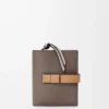 Cartera compacta con cremallera en piel de becerro granulada suave Taupe/Gold Cartera compacta con cremallera en piel de becerro granulada suave Taupe/Gold