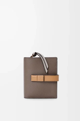 Cartera compacta con cremallera en piel de becerro granulada suave Taupe/Gold