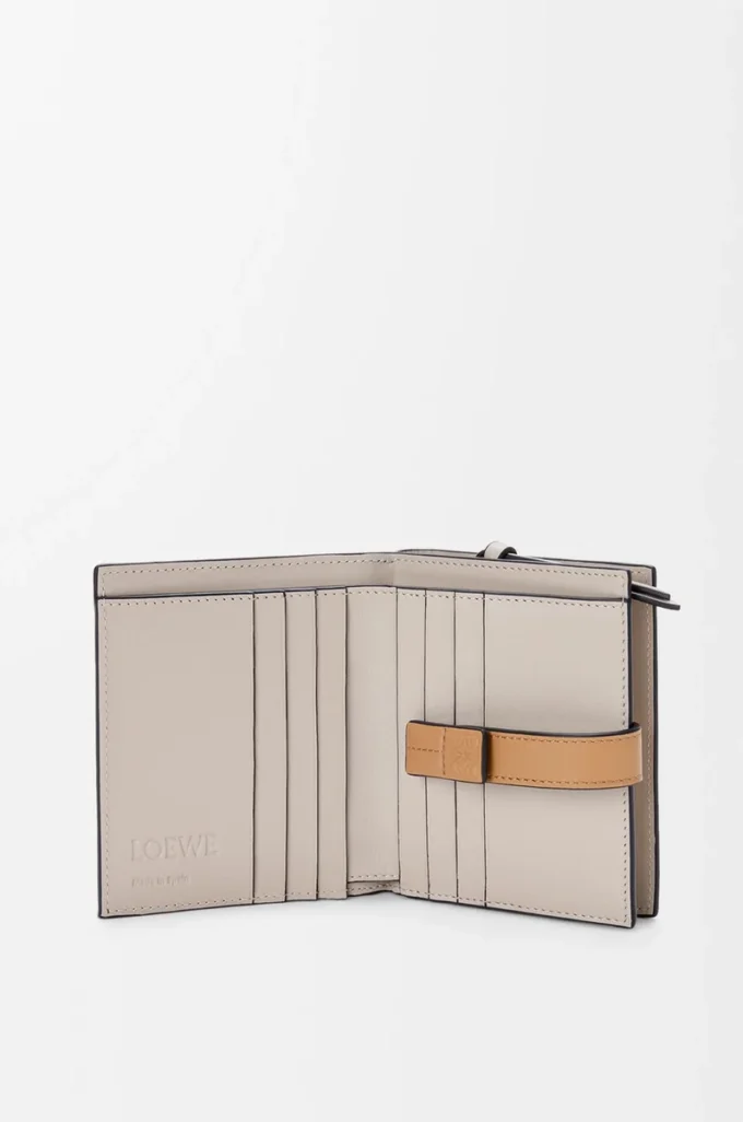 Cartera compacta con cremallera en piel de becerro granulada suave Taupe/Gold Cartera compacta con cremallera en piel de becerro granulada suave Taupe/Gold