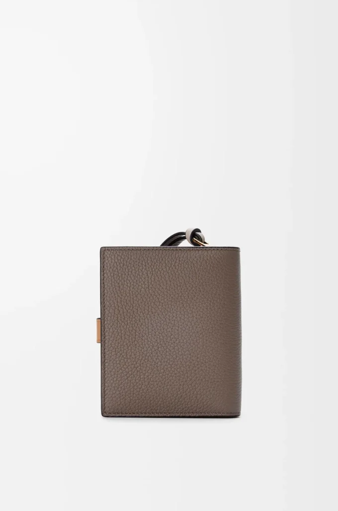 Cartera compacta con cremallera en piel de becerro granulada suave Taupe/Gold Cartera compacta con cremallera en piel de becerro granulada suave Taupe/Gold