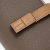 Cartera compacta con cremallera en piel de becerro granulada suave Taupe/Gold Cartera compacta con cremallera en piel de becerro granulada suave Taupe/Gold