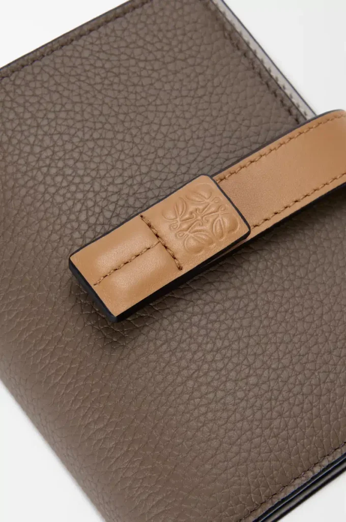 Cartera compacta con cremallera en piel de becerro granulada suave Taupe/Gold Cartera compacta con cremallera en piel de becerro granulada suave Taupe/Gold
