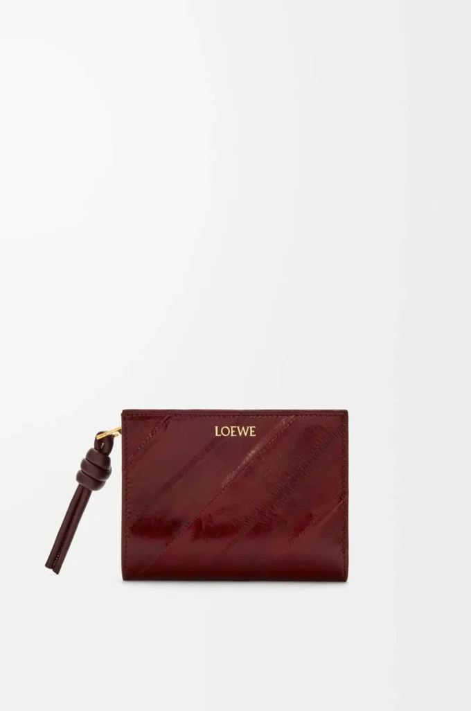 Cartera compacta con nudo en anguila burdeos oscuro Cartera compacta con nudo en anguila burdeos oscuro