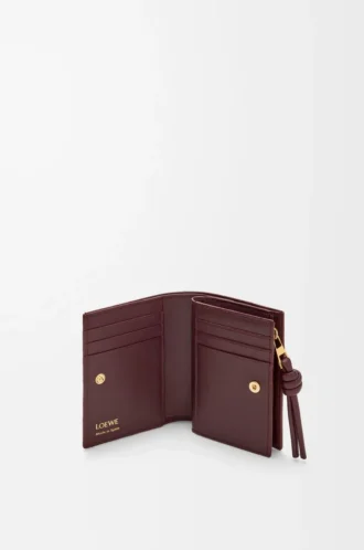 Cartera compacta con nudo en anguila burdeos oscuro