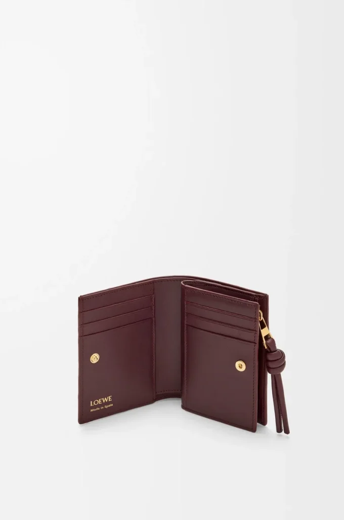 Cartera compacta con nudo en anguila burdeos oscuro Cartera compacta con nudo en anguila burdeos oscuro