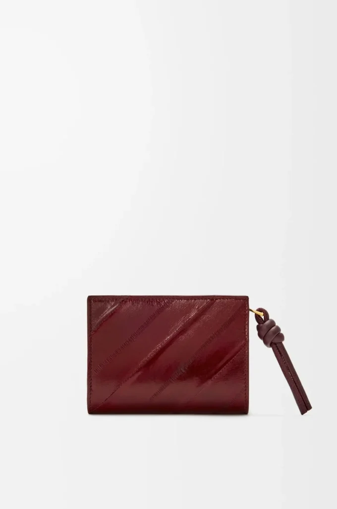 Cartera compacta con nudo en anguila burdeos oscuro Cartera compacta con nudo en anguila burdeos oscuro