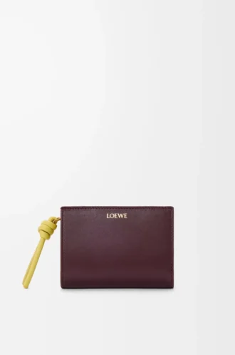 Cartera compacta con nudo en piel de becerro napa brillante Burdeos oscuro/Citrino claro