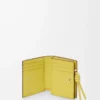 Cartera compacta con nudo en piel de becerro napa brillante Burdeos oscuro/Citrino claro Cartera compacta con nudo en piel de becerro napa brillante Burdeos oscuro/Citrino claro