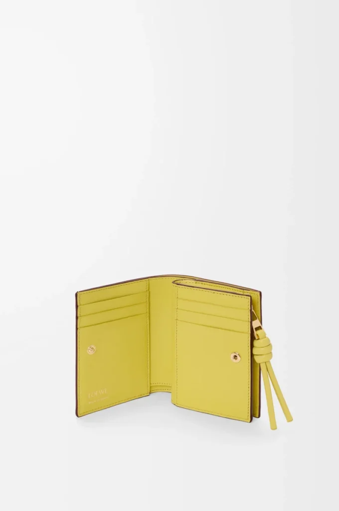 Cartera compacta con nudo en piel de becerro napa brillante Burdeos oscuro/Citrino claro Cartera compacta con nudo en piel de becerro napa brillante Burdeos oscuro/Citrino claro
