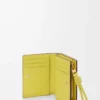Cartera compacta con nudo en piel de becerro napa brillante Burdeos oscuro/Citrino claro Cartera compacta con nudo en piel de becerro napa brillante Burdeos oscuro/Citrino claro