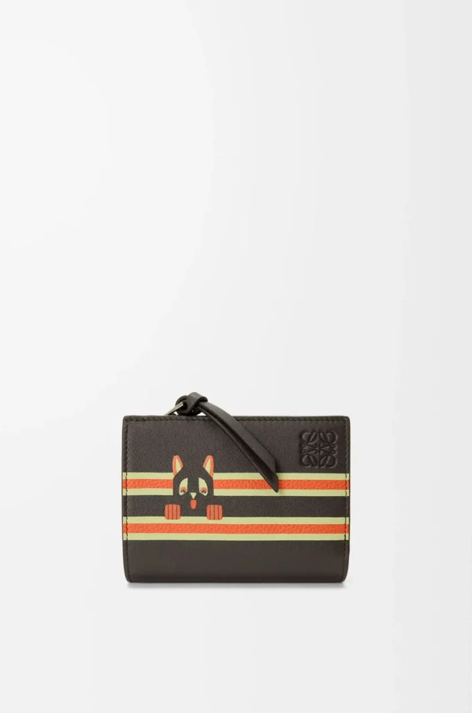 Cartera compacta Futurist Cat en piel de becerro clásica, color marrón oscuro/naranja Cartera compacta Futurist Cat en piel de becerro clásica, color marrón oscuro/naranja