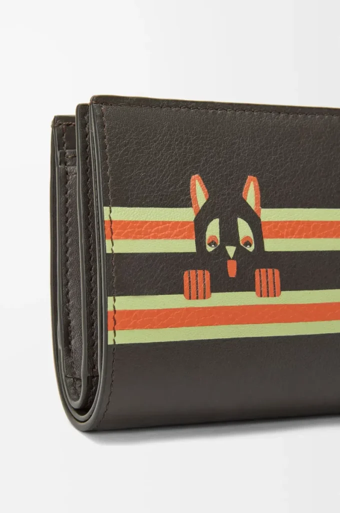 Cartera compacta Futurist Cat en piel de becerro clásica, color marrón oscuro/naranja Cartera compacta Futurist Cat en piel de becerro clásica, color marrón oscuro/naranja