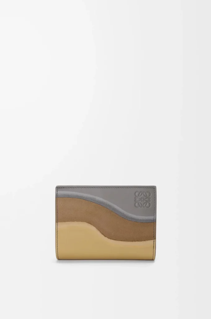 Cartera compacta horizontal de piel de becerro napa Sparkling Grey/Butter Cartera compacta horizontal de piel de becerro napa Sparkling Grey/Butter