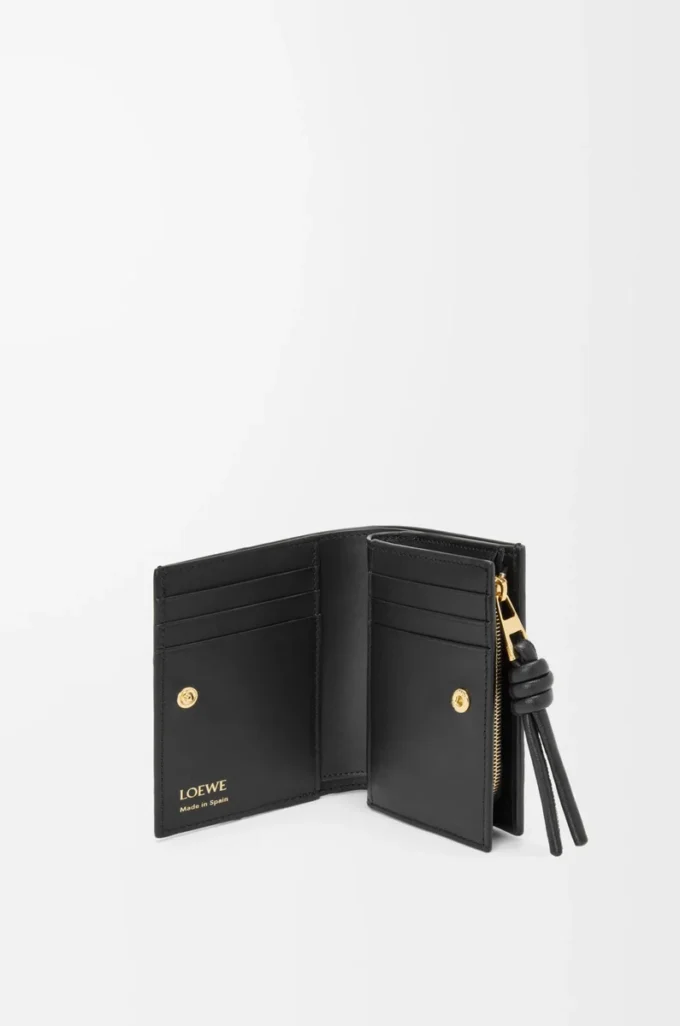 Cartera compacta Knot en piel de anguila negra Cartera compacta Knot en piel de anguila negra
