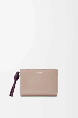 Cartera compacta Knot en piel de becerro napa brillante Clay/Plum