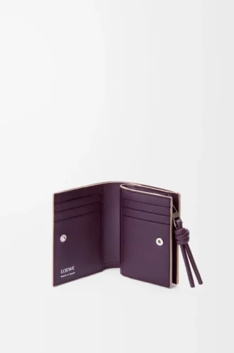 Cartera compacta Knot en piel de becerro napa brillante Clay/Plum