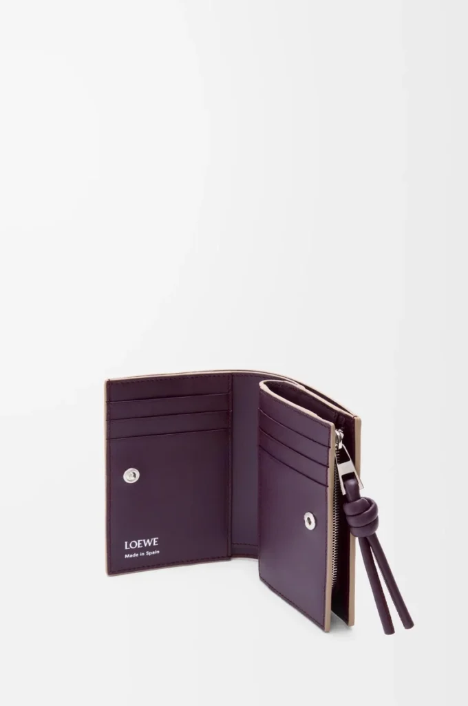 Cartera compacta Knot en piel de becerro napa brillante Clay/Plum Cartera compacta Knot en piel de becerro napa brillante Clay/Plum
