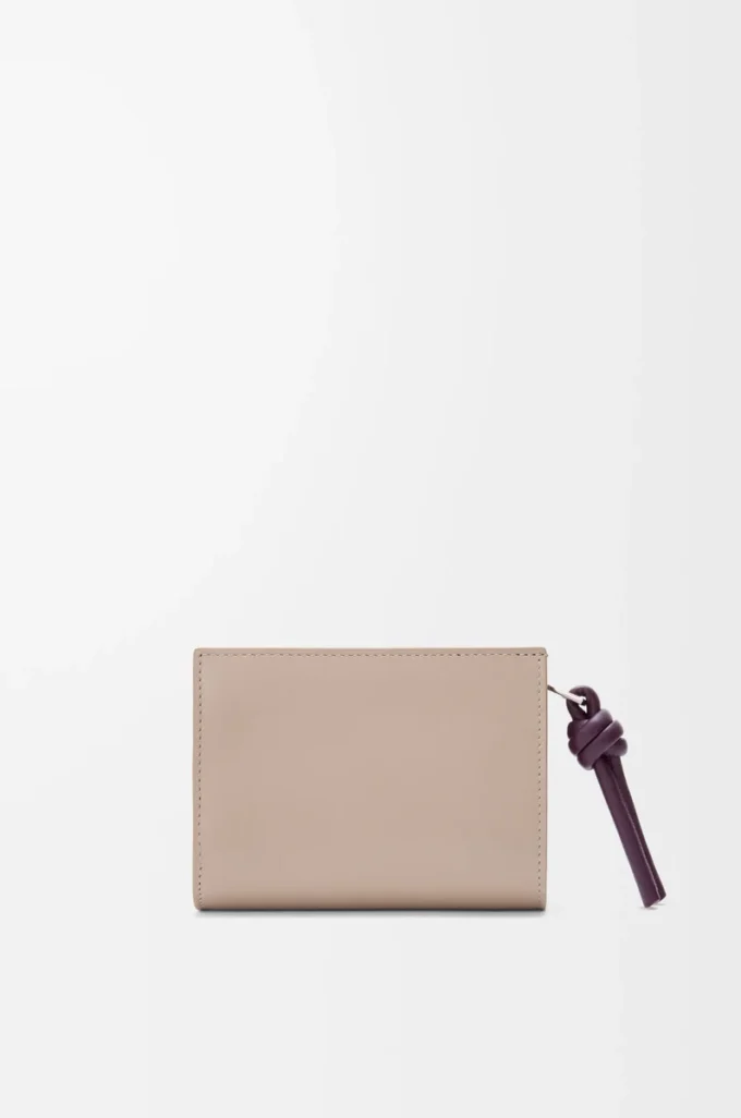 Cartera compacta Knot en piel de becerro napa brillante Clay/Plum Cartera compacta Knot en piel de becerro napa brillante Clay/Plum