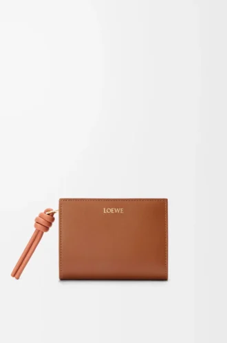 Cartera compacta Knot en piel de becerro napa brillante color tostado/papaya