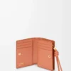Cartera compacta Knot en piel de becerro napa brillante color tostado/papaya